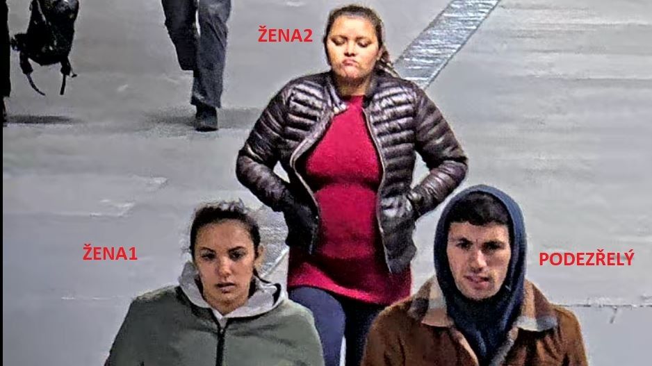 Žena zabavila muže před nádražím v Brně. Útočník mu dal pěstí a vzal mobil
